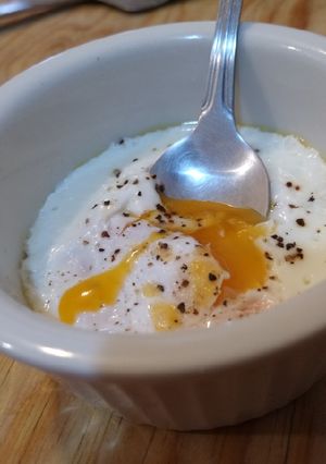 Una foto de Huevo al plato en microondas
