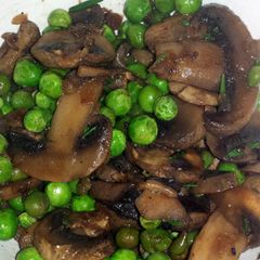 A picture of Braised mushrooms and peas.