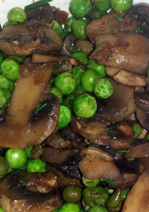 A picture of Braised mushrooms and peas.
