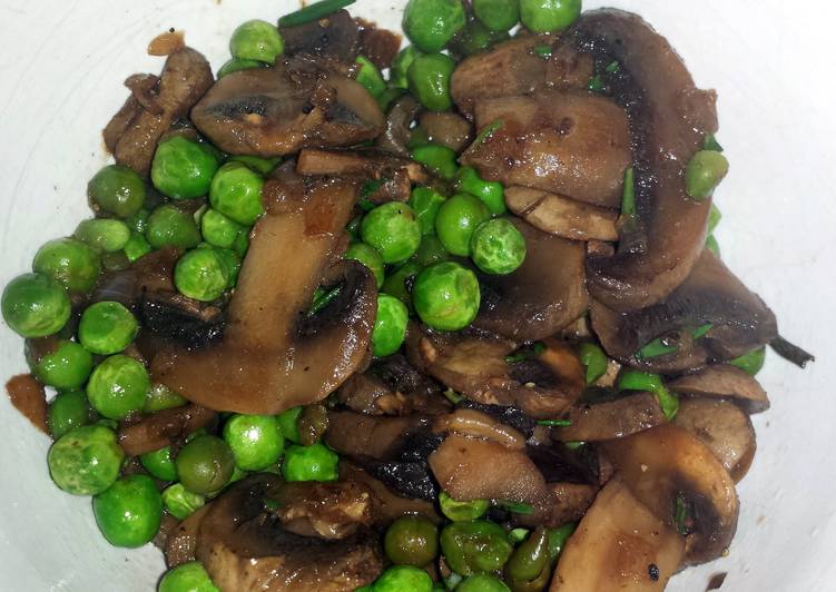 Braised mushrooms and peas