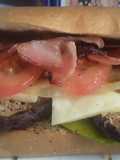Bocadillo con salsa de panela🍆🍅🌰🥑🧀🥓🥪😋😋😋