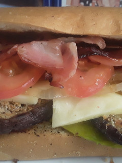 Una foto de Bocadillo con salsa de panela🍆🍅🌰🥑🧀🥓🥪😋😋😋