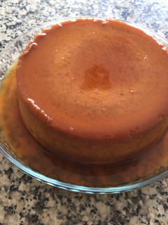 Una foto de Flan de plátanos topochos