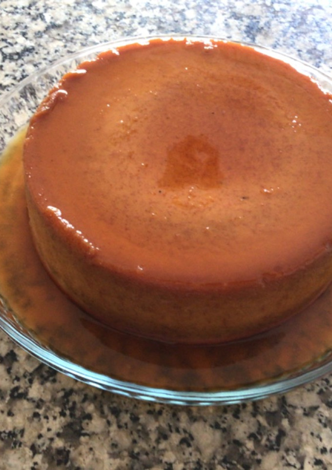 Una foto de Flan de plátanos topochos