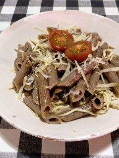 Una foto de Pasta de alforfón con gulas al ajillo y parmesano