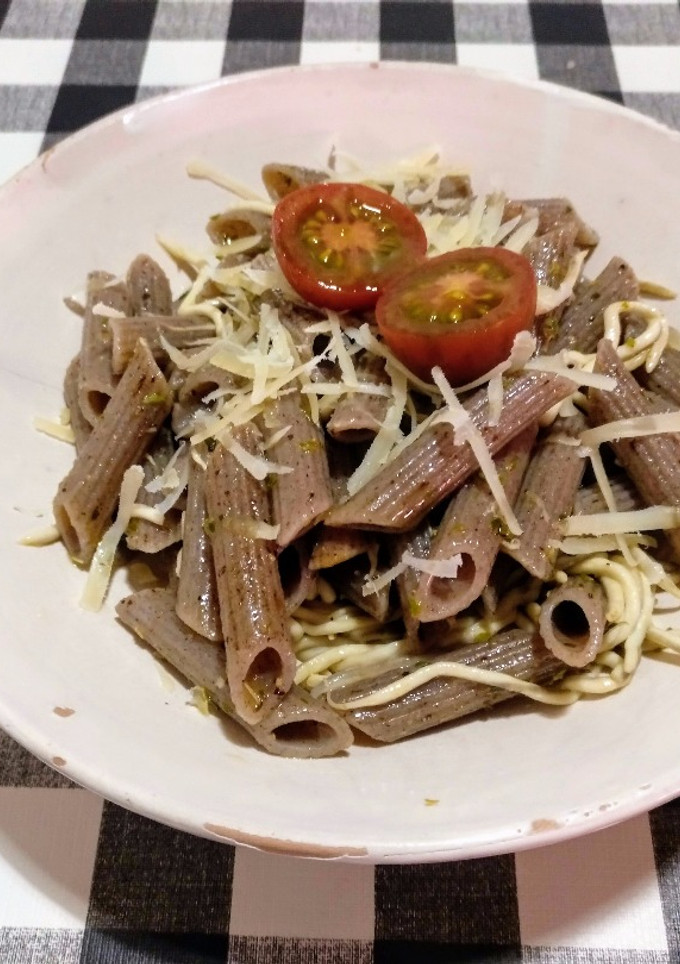 Una foto de Pasta de alforfón con gulas al ajillo y parmesano