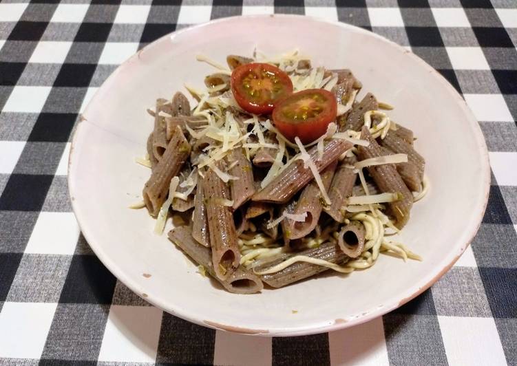 Pasta de alforfón con gulas al ajillo y parmesano