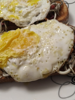Una foto de Tosta de huevo, gulas y jamón
