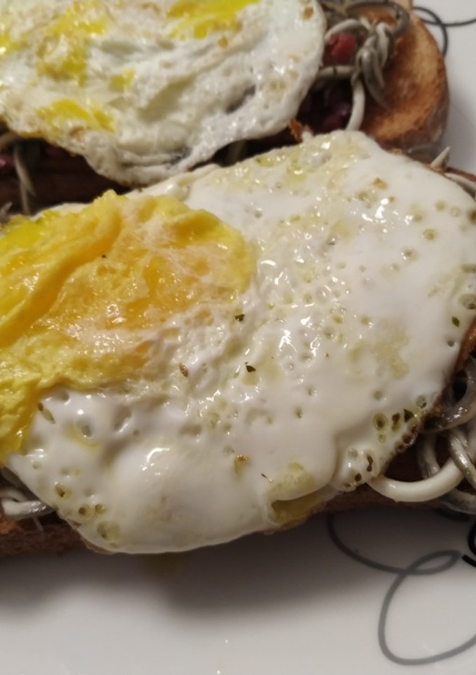 Una foto de Tosta de huevo, gulas y jamón