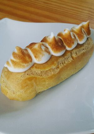 A picture of Lemon Meringue Éclairs.