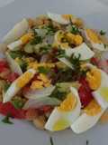 Salada de grão e ovo com tomate e abacate