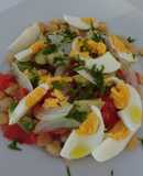 Salada de grão e ovo com tomate e abacate
