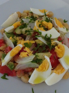 Foto de Salada de grão e ovo com tomate e abacate
