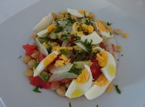 Foto de Salada de grão e ovo com tomate e abacate