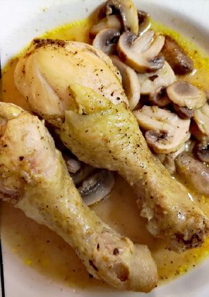 Una foto de Pollo con champiñones