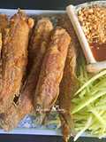 Cá chạch chiên giòn chấm mắm me
