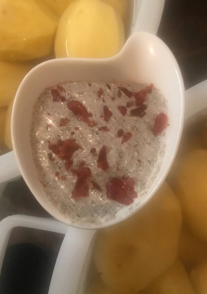 Una foto de Crema de champiñones con crujiente de paleta