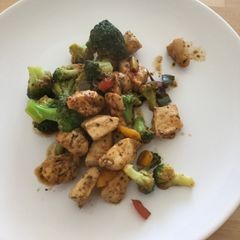 A picture of Worcester sauce chicken with broccoli.