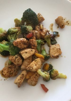 A picture of Worcester sauce chicken with broccoli.