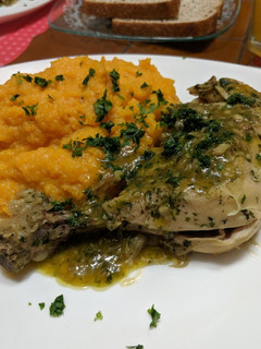 Una foto de Pollo provenzal con puré de calabaza