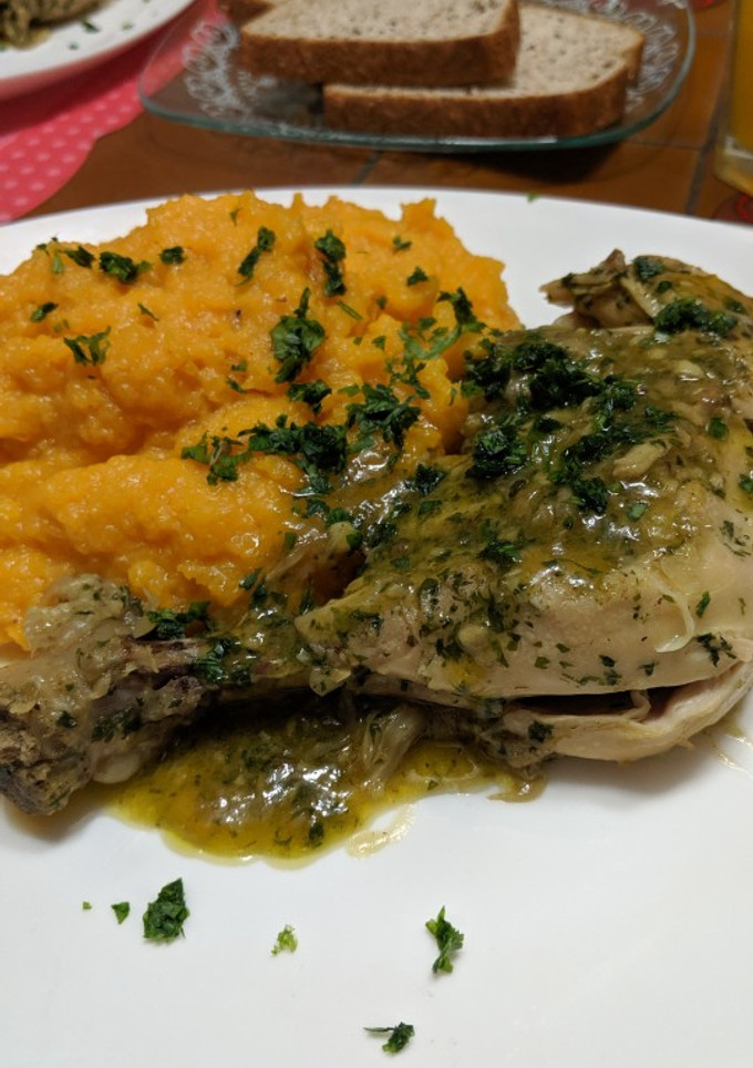Una foto de Pollo provenzal con puré de calabaza