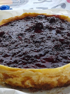 Una foto de New York cheese cake (Tarta de queso y frutos rojos)