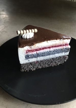 Meggyes-mákos-marcipános mousse torta 🍒 recept fotója