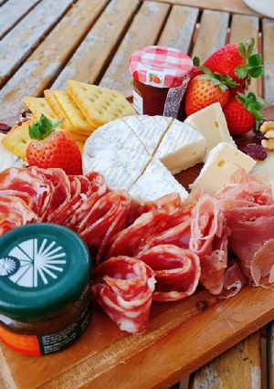 Hình của món Charcuterie Cơ Bản.