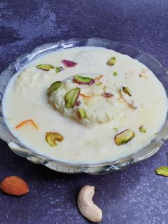કેસર પિસ્તા રસમલાઈ (Kesar Pista Rasmalai Recipe In Gujarati) રેસીપી મુખ્ય ફોટો