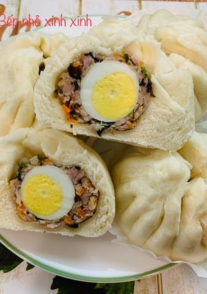 A picture of Steamed Pork Buns with Quail Eggs (Bánh bao nhân thịt trứng cút).