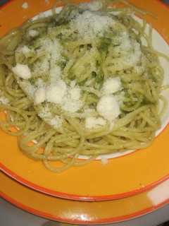 Una foto de Espaguetis al Pesto