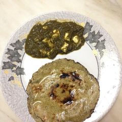 A picture of Palak paneer with bejad ki roti.