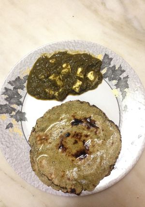 A picture of Palak paneer with bejad ki roti.