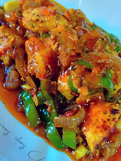 Una foto de Pechuga de pollo en salsa picante de harsa y thai