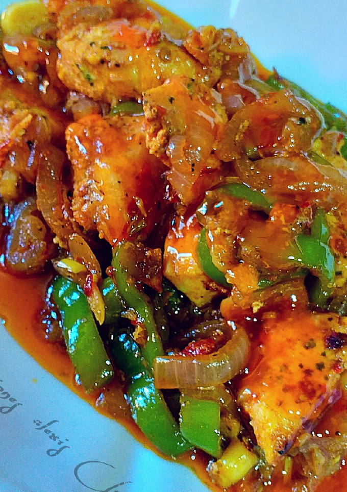 Una foto de Pechuga de pollo en salsa picante de harsa y thai