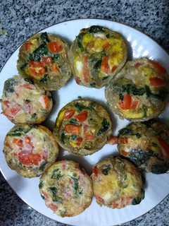 Una foto de Muffins de espinaca, cebolla y tomate