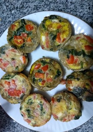 Una foto de Muffins de espinaca, cebolla y tomate