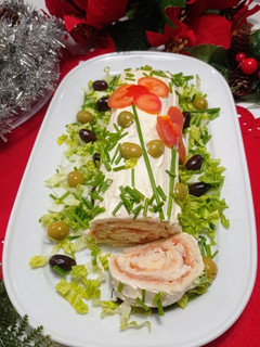 Foto principal de Arrollado de pan molde relleno de salmón ahumado y palmitos