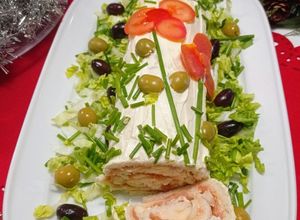 Foto principal de Arrollado de pan molde relleno de salmón ahumado y palmitos