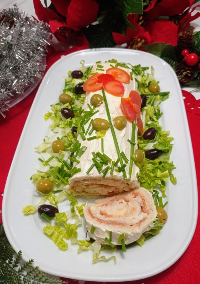 Una foto de Arrollado de pan molde relleno de salmón ahumado y palmitos