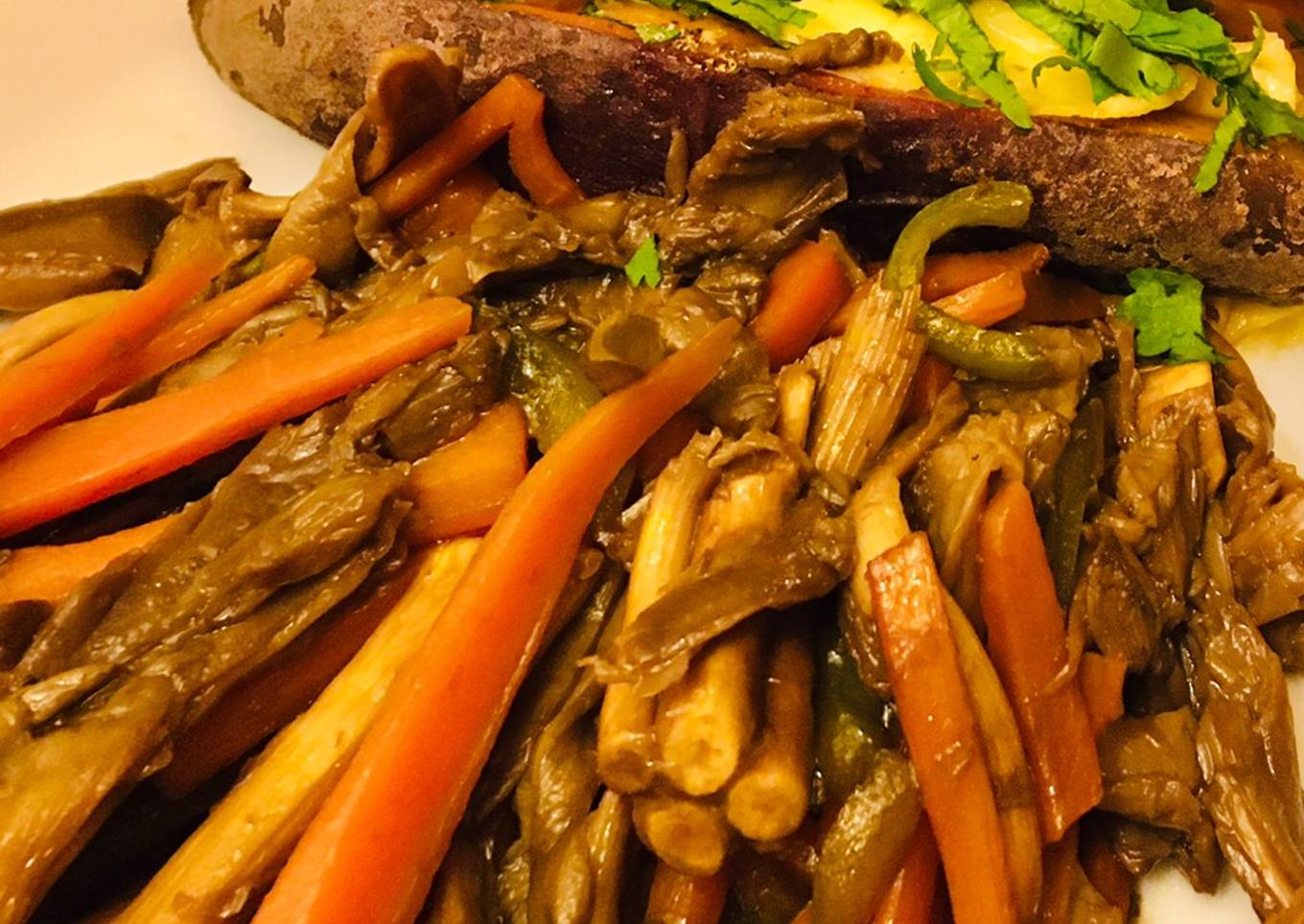 Champiñones ostras con vegetales y papa camote