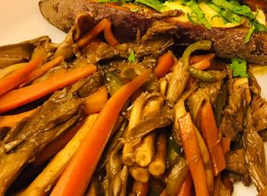 Una foto de Champiñones ostras con vegetales y papa camote
