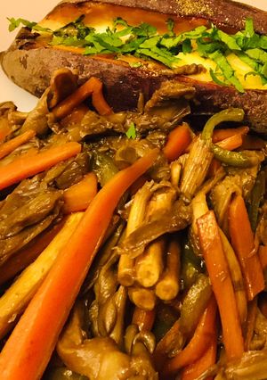 Una foto de Champiñones ostras con vegetales y papa camote