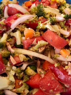 Una foto de Ensalada de brócoli con atún y tomate
