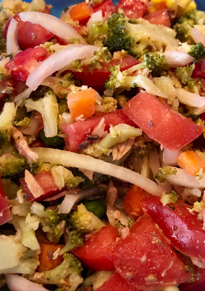Una foto de Ensalada de brócoli con atún y tomate