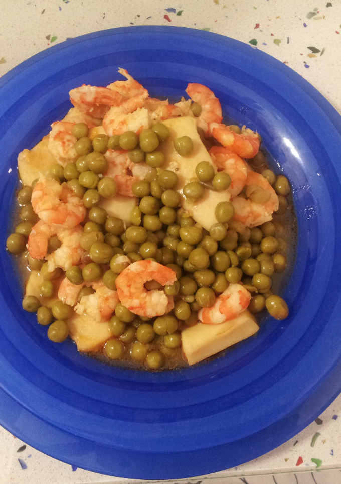 Una foto de Guisantes con chocos y langostinos