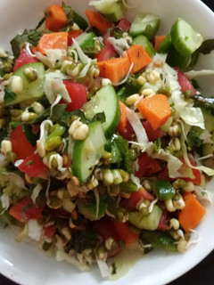 ફણગાવેલા મગ અને વેજીટેબલ સલાડ (Fangavela Moong Vegetable Salad Recipe In Gujarati) રેસીપી મુખ્ય ફોટો