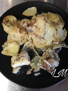 Una foto de Bacalao con vino blanco, tomillo y romero
