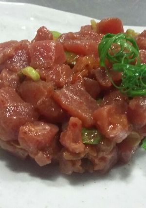 Una foto de Tartar de atún y aguacate