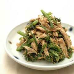 A picture of Chrysanthemum Greens & Chicken with Sesame Sauce.